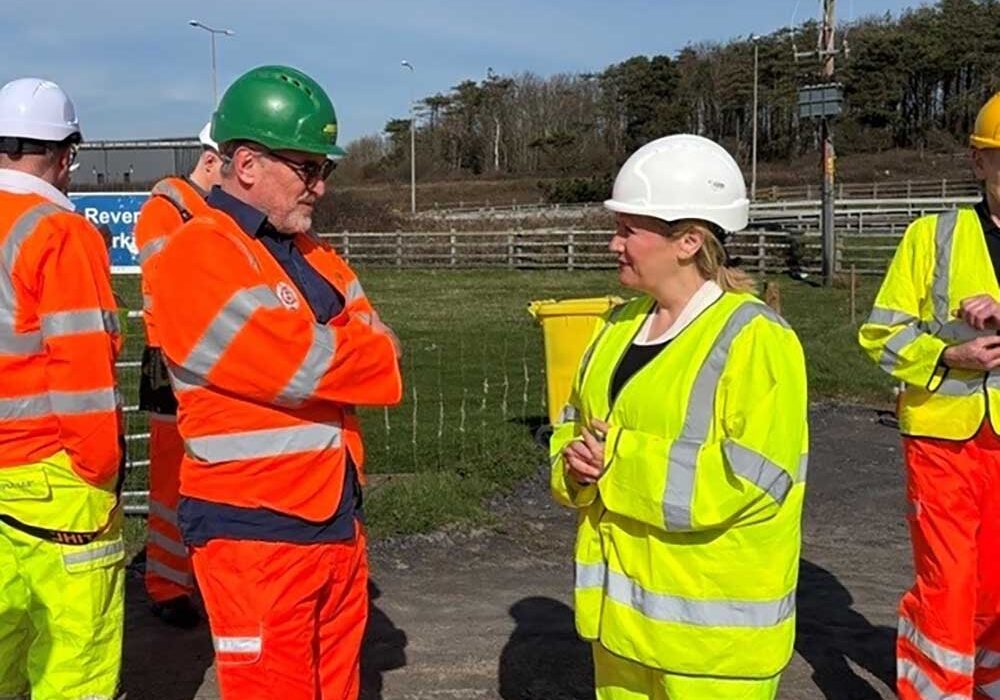 Richard Parkinson, CEO of Inyanga Marine Energy Group, with Rebecca Evans, Welsh Government Cabinet Secretary for Economy, Energy and Planning.